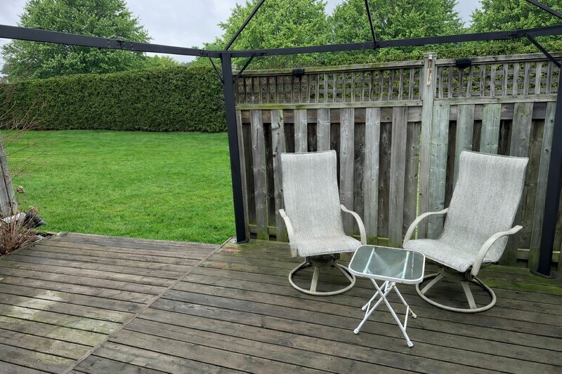 ATTATCHED BUNGALOW IN QUIET HAMILTON ADULT COMMUNITY!